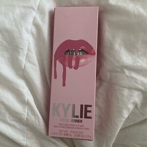Kylie Matte Lip Kit Velvet Liquid Lipstick & Lip Liner Shade Kylie